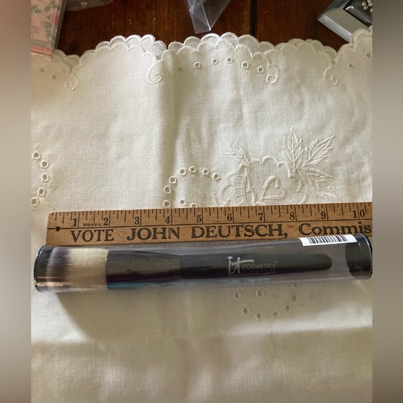 IT COSMETICS 9” Powder Brush NWT - Picture 2 of 7